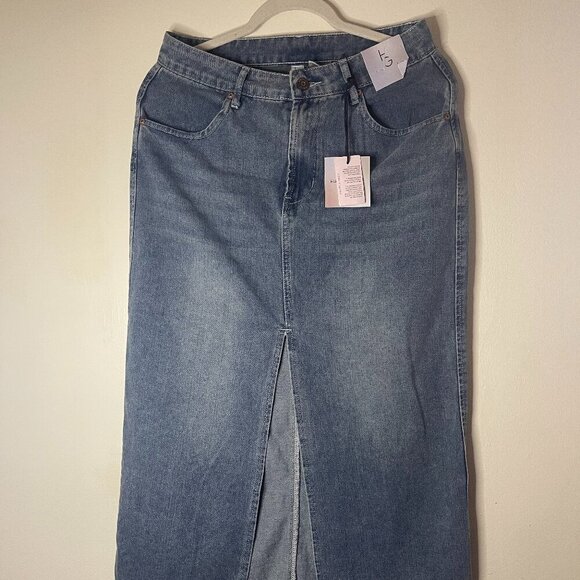 Vintage-Inspired Rewash High-Waist Maxi Skirt with Front Slit & Frayed Hem. - Picture 2 of 8